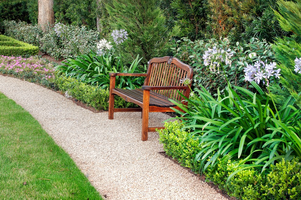На фото: весенний регулярный сад среднего размера на заднем дворе в классическом стиле с покрытием из гравия с