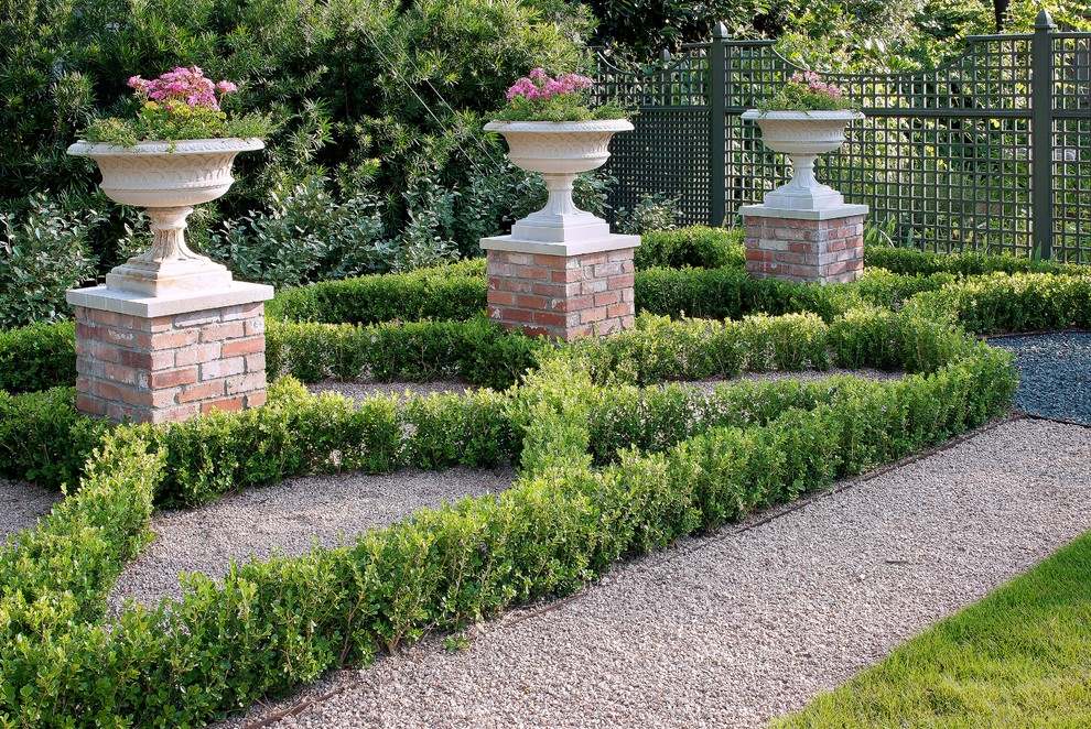 Идея дизайна: солнечный, летний регулярный сад среднего размера на заднем дворе в классическом стиле с хорошей освещенностью и покрытием из гравия