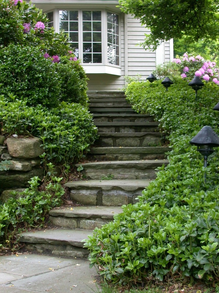 Esempio di un giardino classico esposto a mezz'ombra di medie dimensioni in primavera con un pendio, una collina o una riva, pavimentazioni in pietra naturale e un ingresso o sentiero