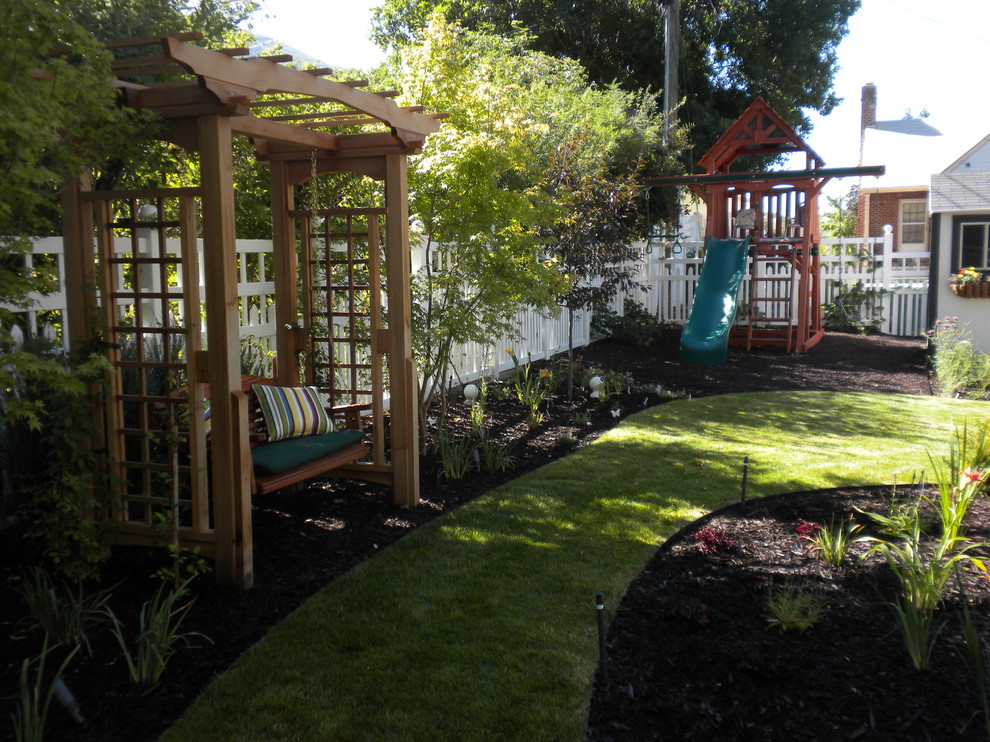 Cette image montre un jardin arrière traditionnel de taille moyenne avec une exposition partiellement ombragée.