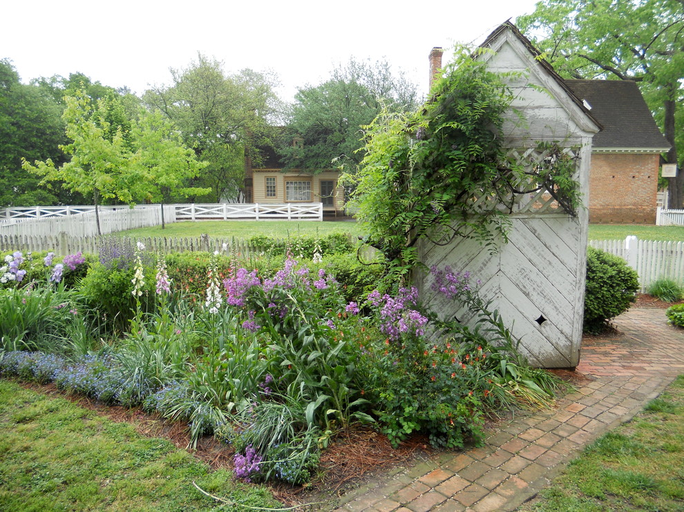 Design ideas for a traditional garden in Burlington.