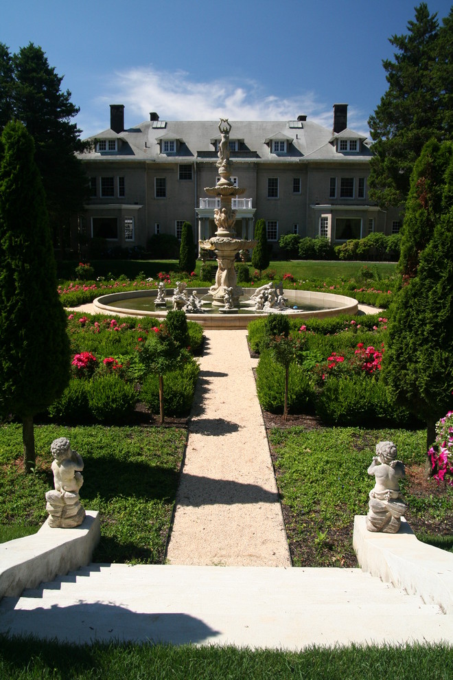 Immagine di un giardino formale classico esposto in pieno sole in cortile con fontane e ghiaia