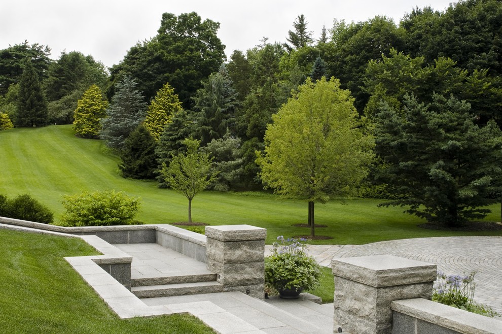 Cette photo montre un très grand jardin arrière chic.