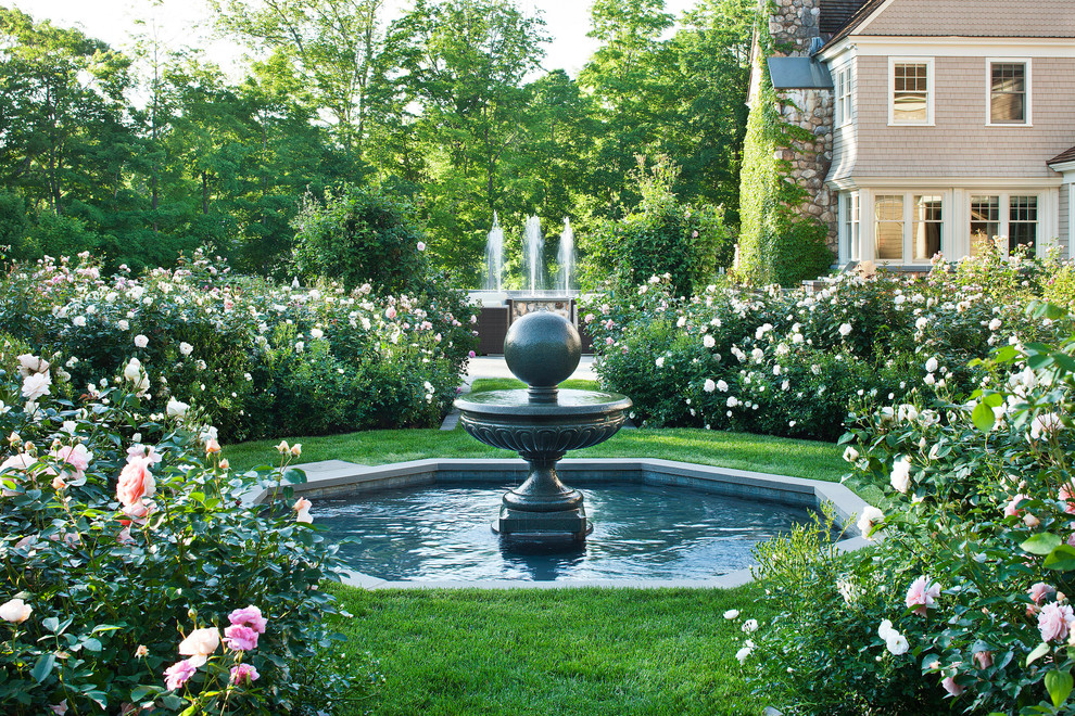 Foto på en vintage formell trädgård, med en fontän