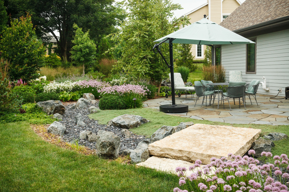 Imagen de camino de jardín de estilo americano de tamaño medio en verano en patio trasero con exposición parcial al sol y adoquines de piedra natural