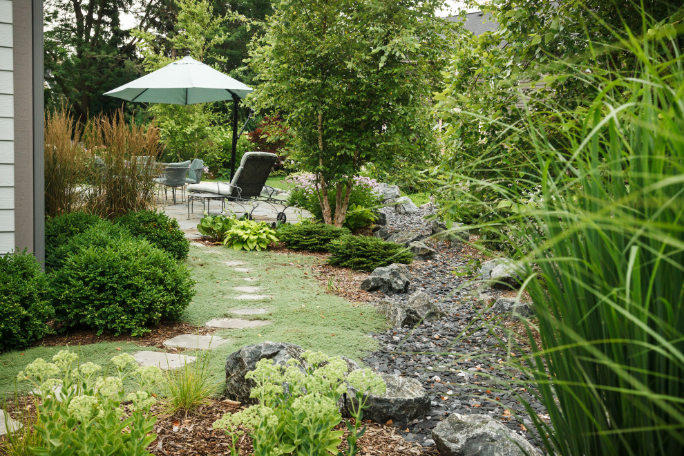 Ispirazione per un giardino stile americano esposto a mezz'ombra di medie dimensioni e dietro casa in estate con un ingresso o sentiero e pavimentazioni in pietra naturale