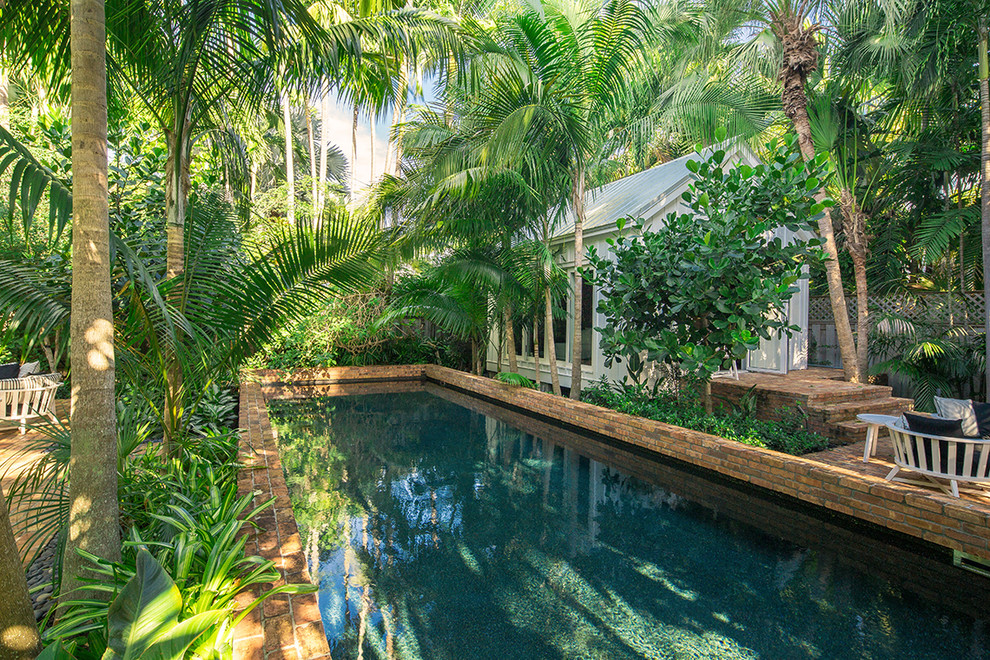 Idee per un giardino tropicale esposto in pieno sole di medie dimensioni e dietro casa