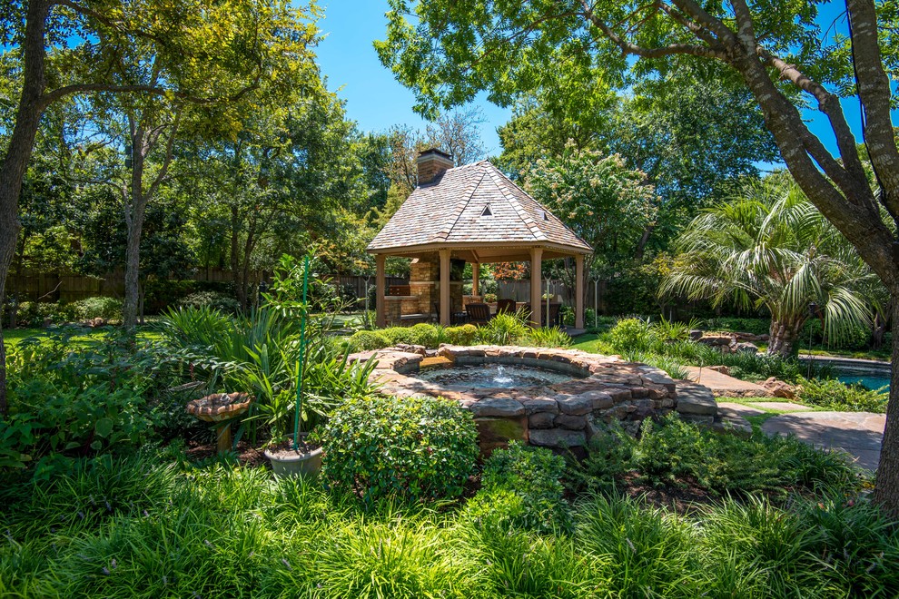 Immagine di un giardino formale tropicale con fontane e gazebo