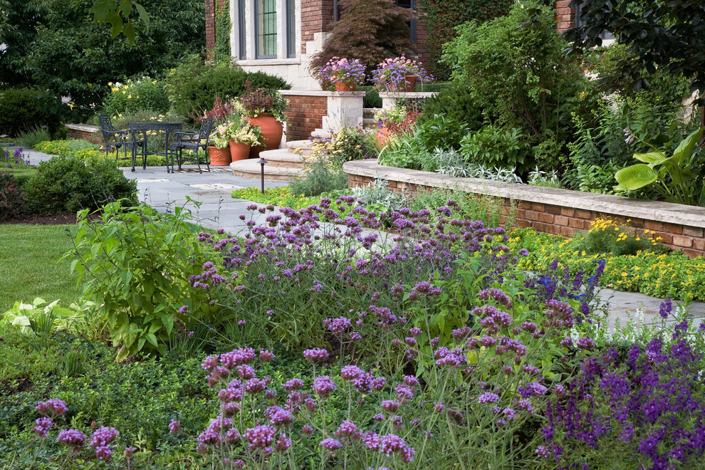 Idee per un grande giardino tradizionale esposto a mezz'ombra in estate con pavimentazioni in pietra naturale