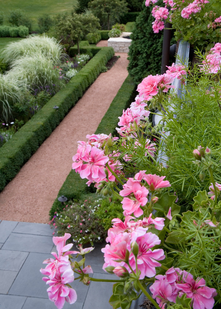 Immagine di un grande giardino chic esposto a mezz'ombra in estate con pavimentazioni in pietra naturale