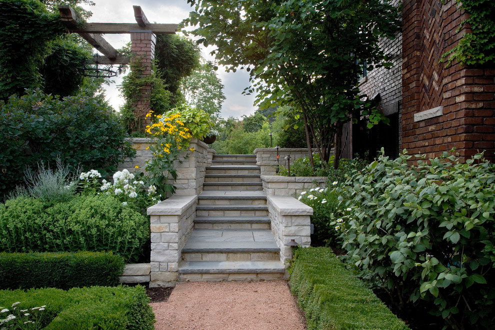 Foto di un grande giardino tradizionale esposto a mezz'ombra in estate con pavimentazioni in pietra naturale e un ingresso o sentiero