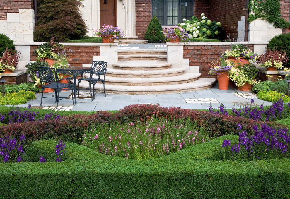 Diseño de jardín clásico grande en verano con exposición parcial al sol y adoquines de piedra natural