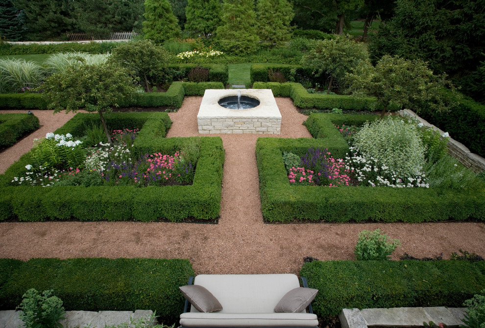 Idee per un grande giardino classico esposto a mezz'ombra in estate con pavimentazioni in pietra naturale