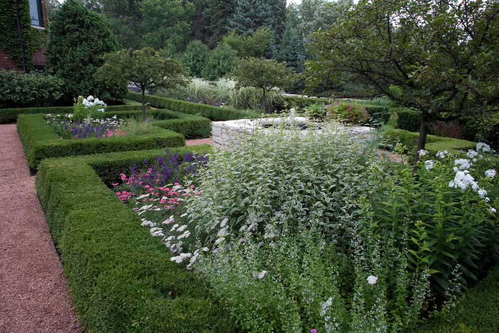 Idée de décoration pour un grand jardin tradition l'été avec une exposition partiellement ombragée et des pavés en pierre naturelle.