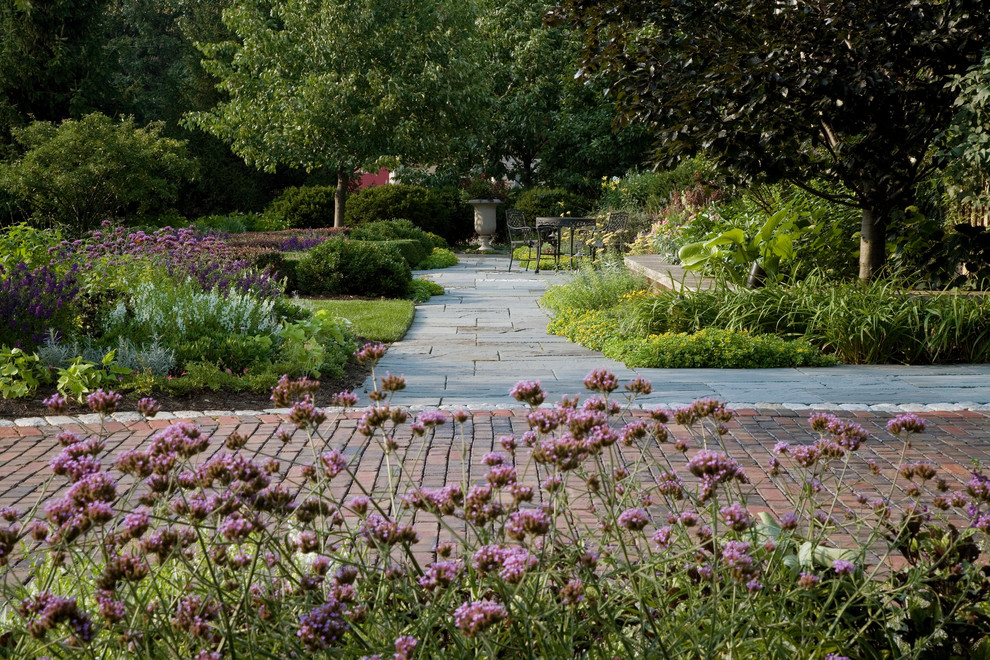 Esempio di un grande giardino chic esposto a mezz'ombra in estate con pavimentazioni in pietra naturale