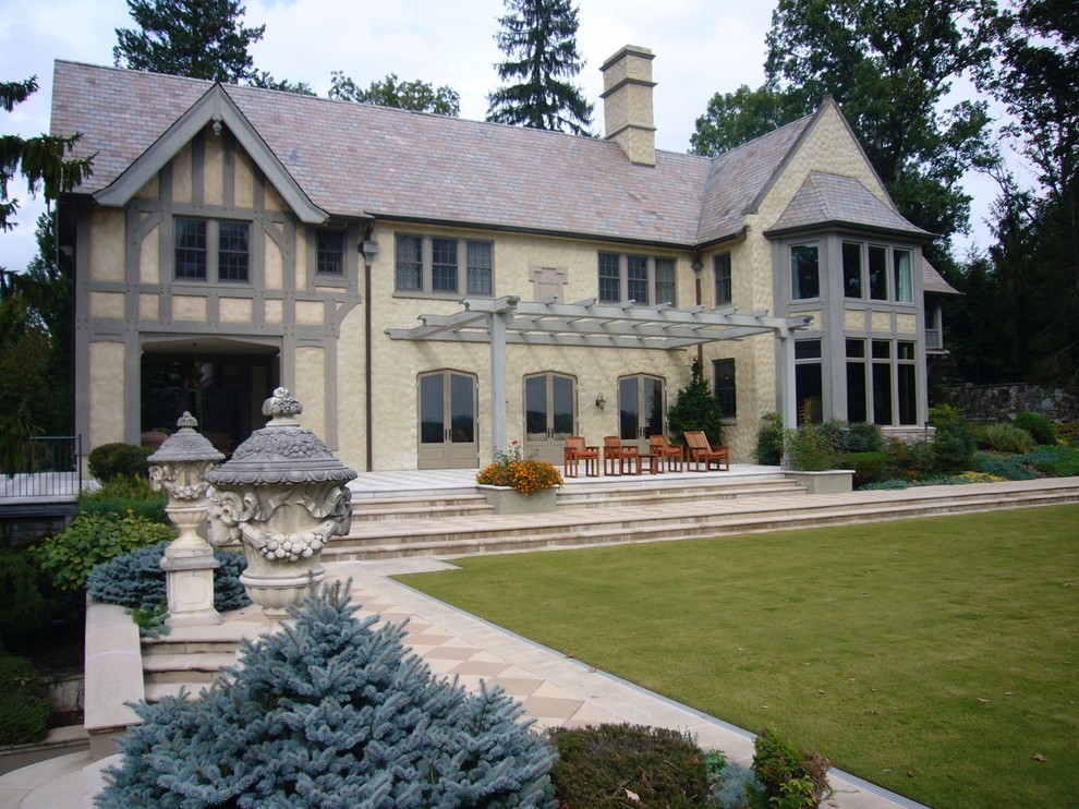 Geometrischer, Mittelgroßer Klassischer Gartenweg hinter dem Haus mit direkter Sonneneinstrahlung und Natursteinplatten in Sonstige