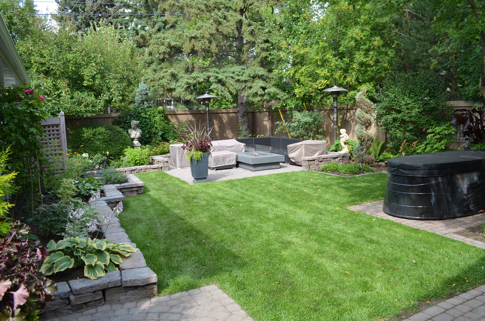 Diseño de jardín clásico renovado de tamaño medio en patio trasero con brasero y adoquines de ladrillo