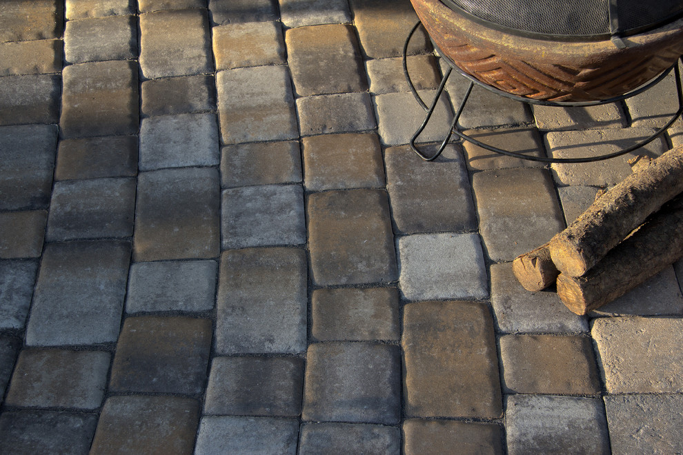 Ejemplo de acceso privado mediterráneo en patio delantero con exposición total al sol y adoquines de piedra natural