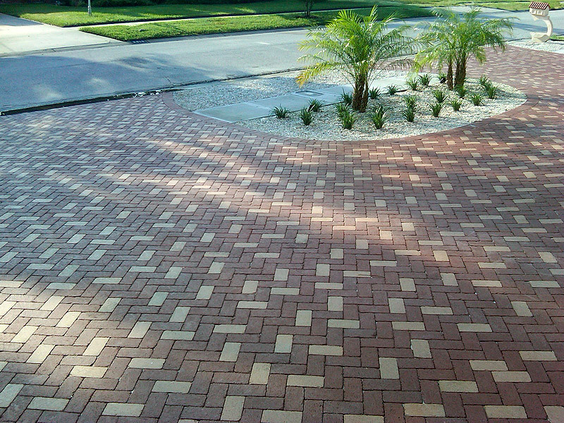Photo of a mid-sized traditional full sun front yard brick driveway in Tampa.