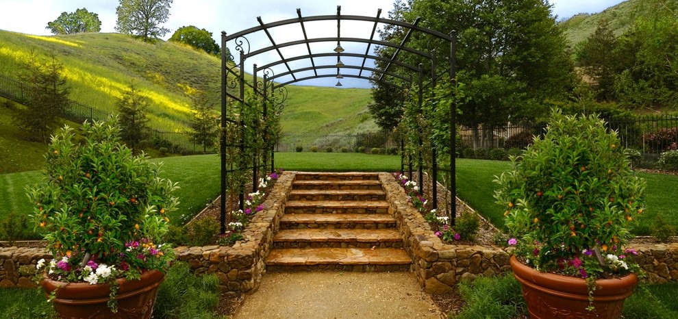 Foto de jardín clásico en ladera con jardín de macetas