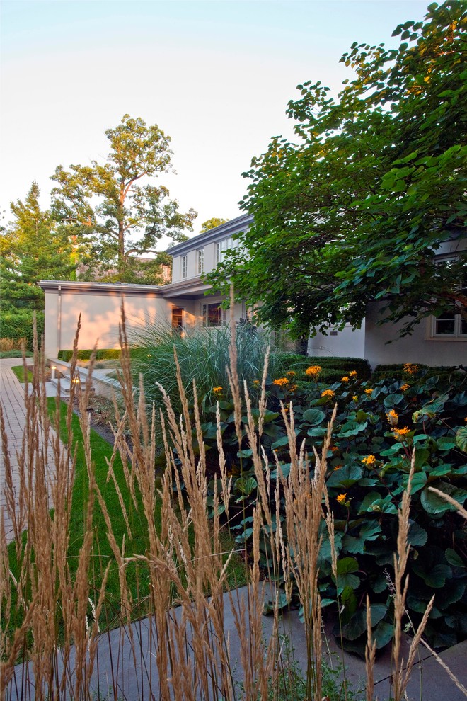 Design ideas for a contemporary landscaping in Chicago.