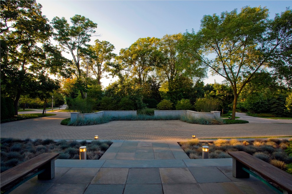 Inspiration for a contemporary landscaping in Chicago.