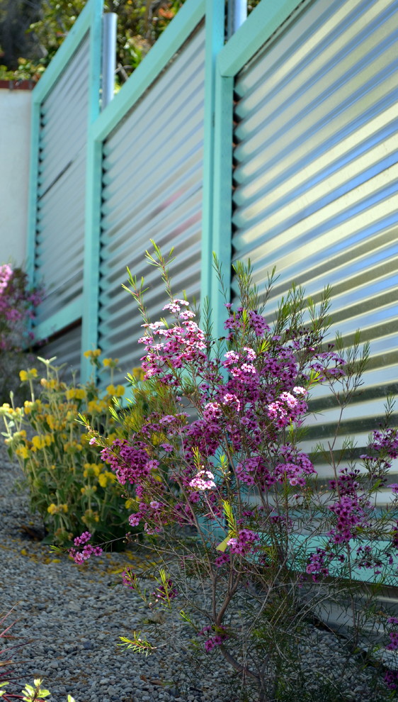 Стильный дизайн: участок и сад среднего размера на переднем дворе в современном стиле с покрытием из гравия - последний тренд