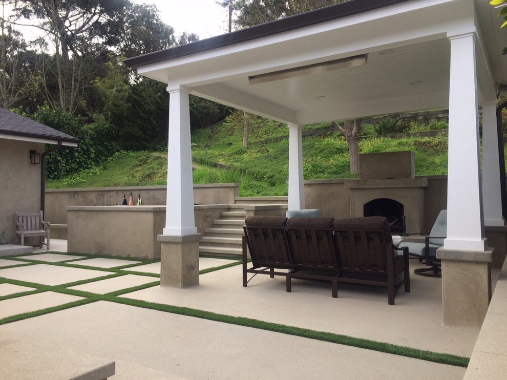 Photo of a large modern back garden in Los Angeles with concrete paving.