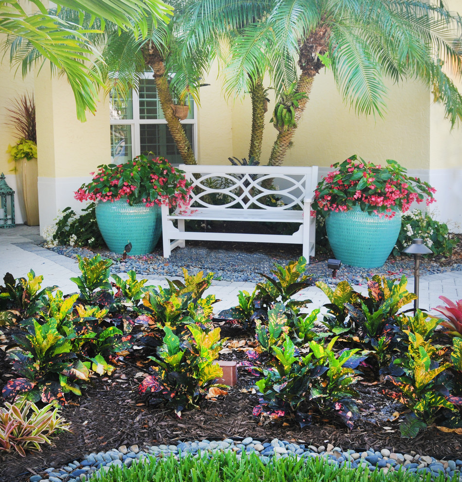 Design ideas for a small world-inspired front fully shaded garden in Miami with a potted garden and gravel.