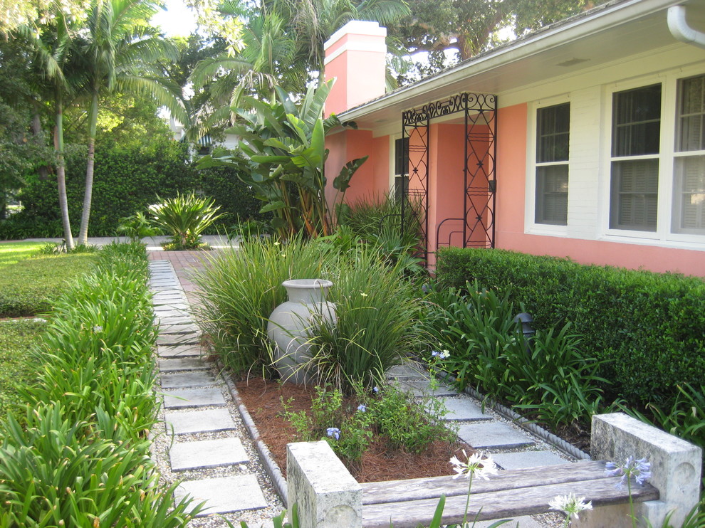 Inspiration for an eclectic garden in Tampa.