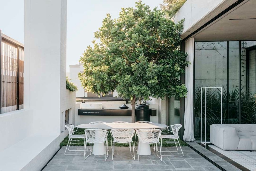 Idées déco pour un jardin sur toit moderne de taille moyenne avec une exposition ensoleillée et des pavés en pierre naturelle.