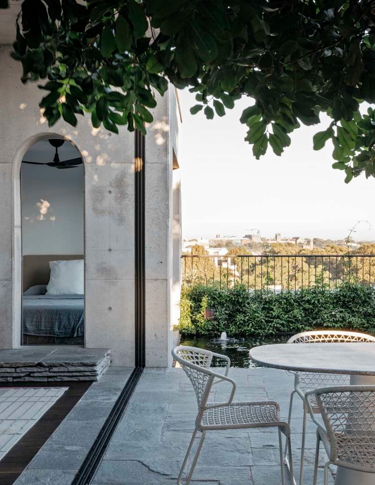 Ispirazione per un giardino minimalista esposto in pieno sole di medie dimensioni e sul tetto con pavimentazioni in pietra naturale