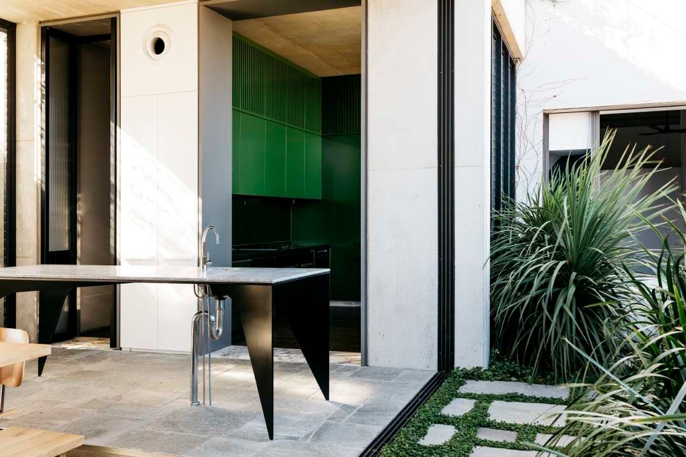 Inspiration pour un jardin sur toit minimaliste de taille moyenne avec une exposition ensoleillée et des pavés en pierre naturelle.