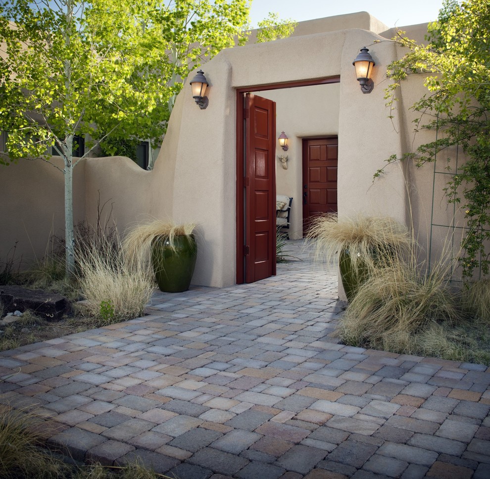 Foto di un grande giardino xeriscape stile americano davanti casa con un ingresso o sentiero e pavimentazioni in mattoni
