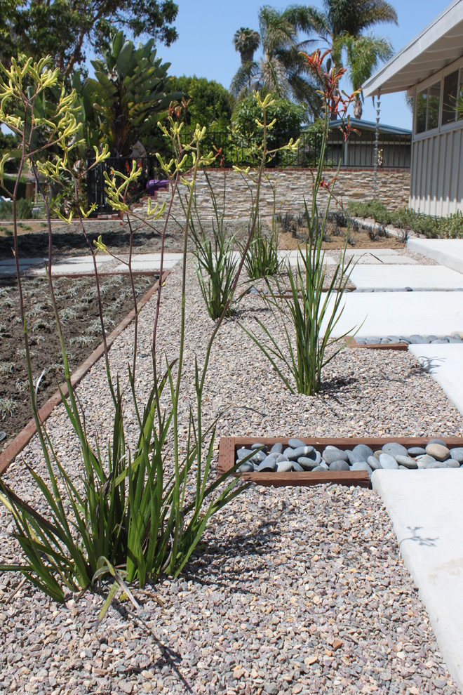 This is an example of a mid-century modern landscaping in Los Angeles.
