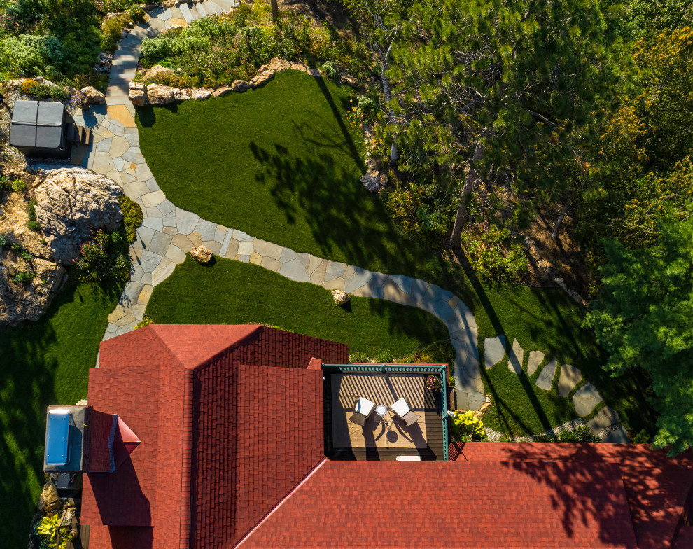 Großer Rustikaler Garten hinter dem Haus mit Steindeko, direkter Sonneneinstrahlung und Natursteinplatten in Burlington