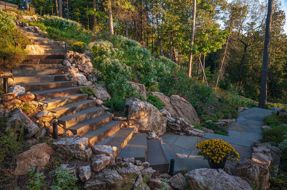 Ispirazione per un grande giardino rustico esposto in pieno sole dietro casa con sassi e rocce e pavimentazioni in pietra naturale