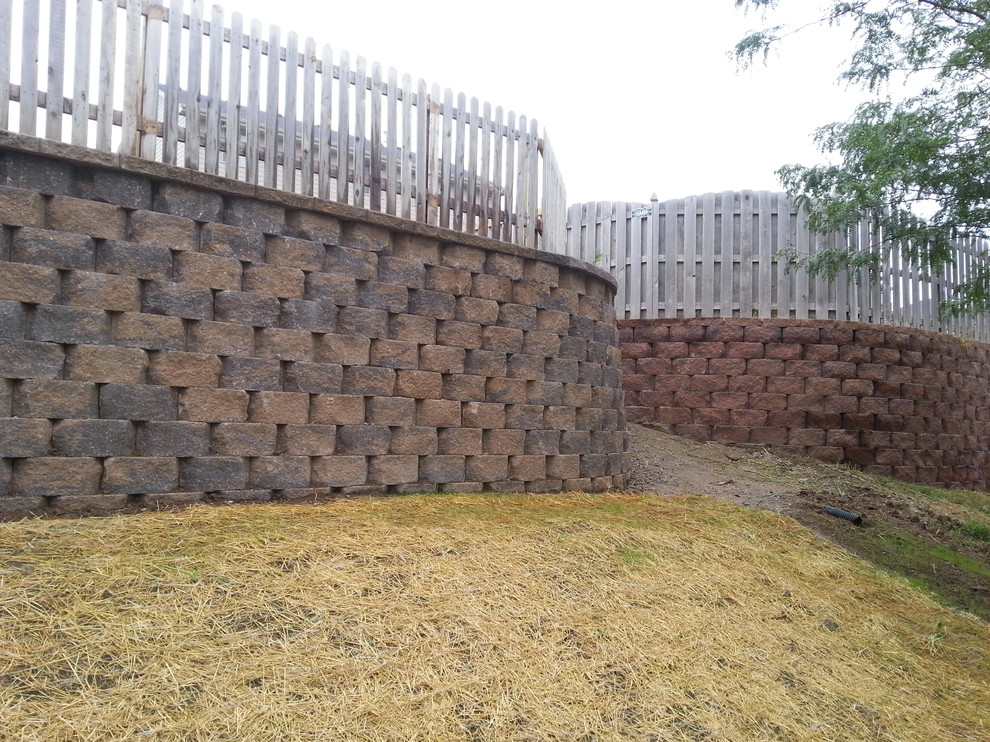 Idéer för att renovera en stor vintage trädgård i slänt, med en stödmur och marksten i betong