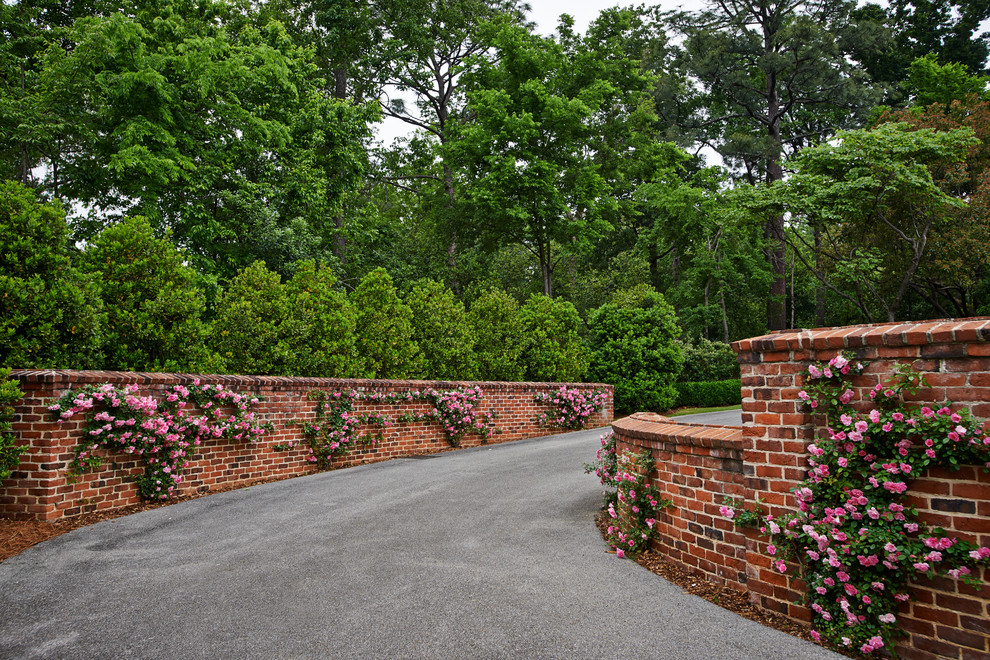 Photo of a traditional landscaping in Birmingham.