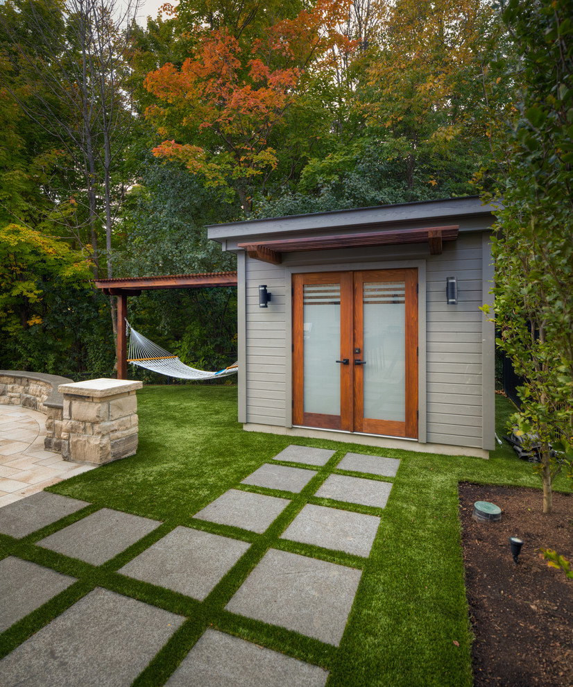 Design ideas for a contemporary landscaping in Toronto.