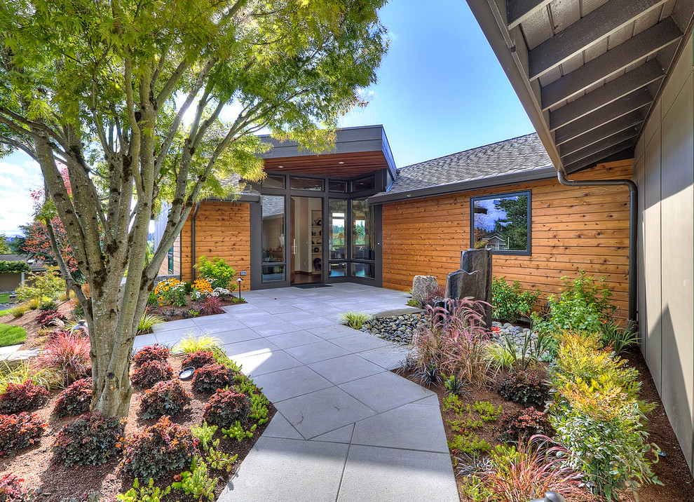 Großer, Geometrischer, Halbschattiger Moderner Garten im Frühling mit Betonboden in Seattle