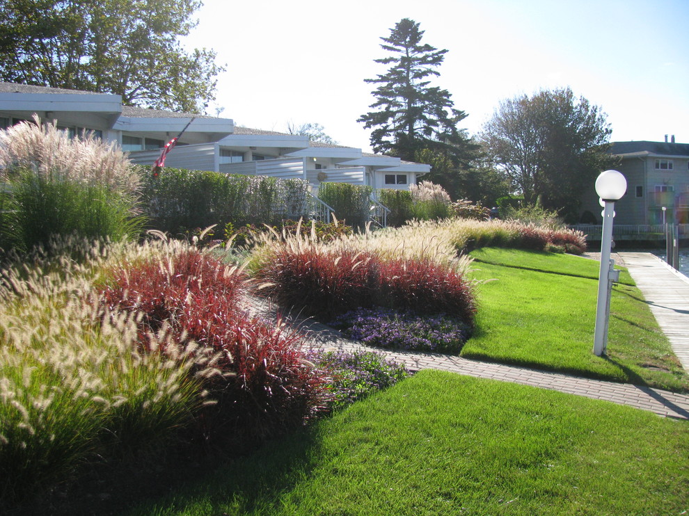 Foto di un giardino costiero esposto in pieno sole di medie dimensioni e dietro casa in primavera con un ingresso o sentiero e pavimentazioni in mattoni