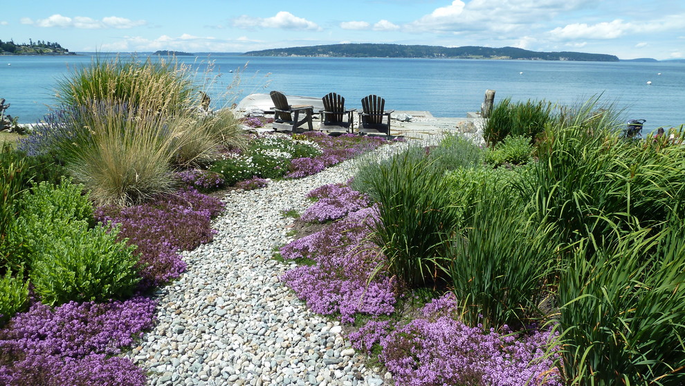 Immagine di un giardino xeriscape costiero esposto in pieno sole di medie dimensioni e davanti casa in estate con ghiaia