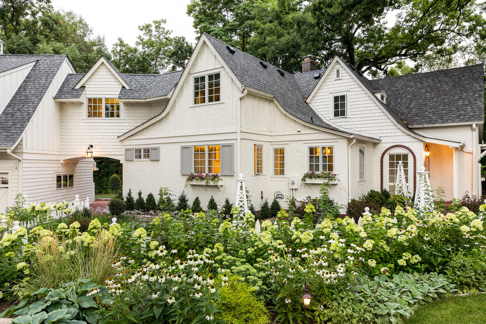 Design ideas for a traditional front yard formal garden in Minneapolis.
