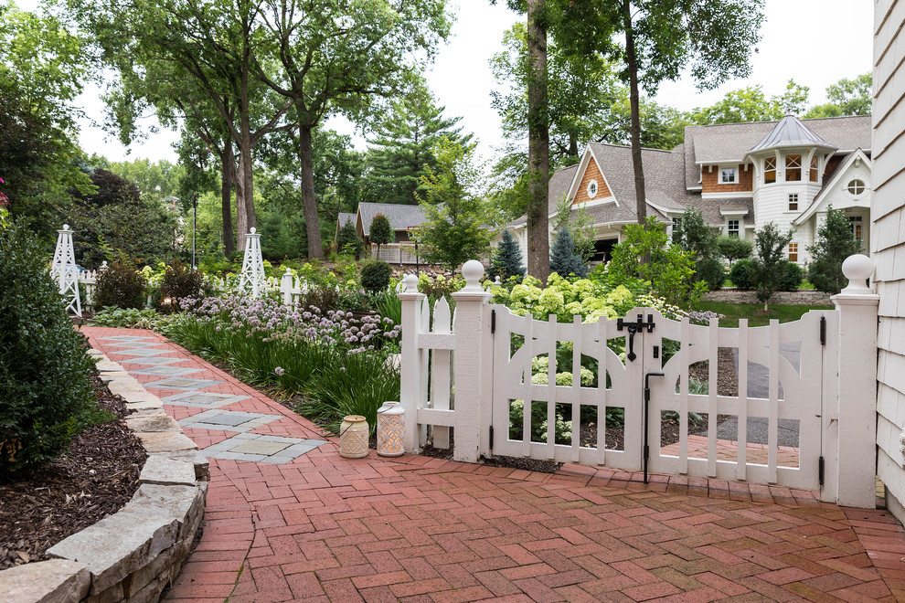 Immagine di un giardino country con un ingresso o sentiero e pavimentazioni in mattoni
