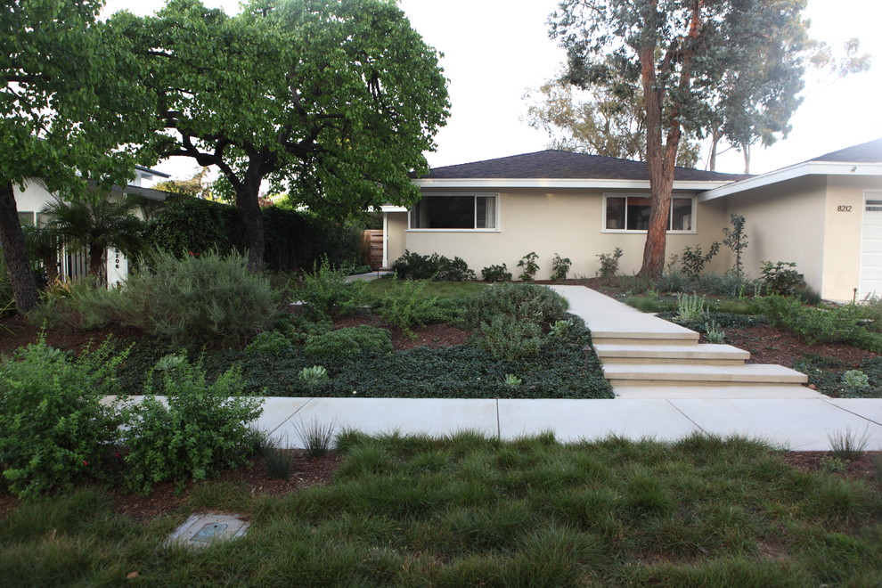 Design ideas for a coastal front yard landscaping in Los Angeles for spring.
