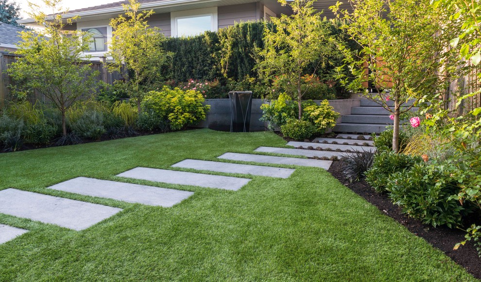 Ispirazione per un piccolo giardino design esposto a mezz'ombra dietro casa con un ingresso o sentiero e pavimentazioni in pietra naturale