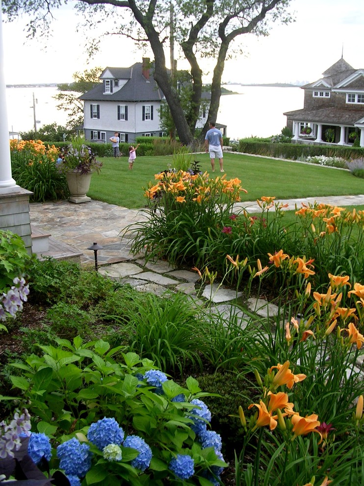 Großer Maritimer Vorgarten im Sommer mit Natursteinplatten und Blumenbeet in Boston
