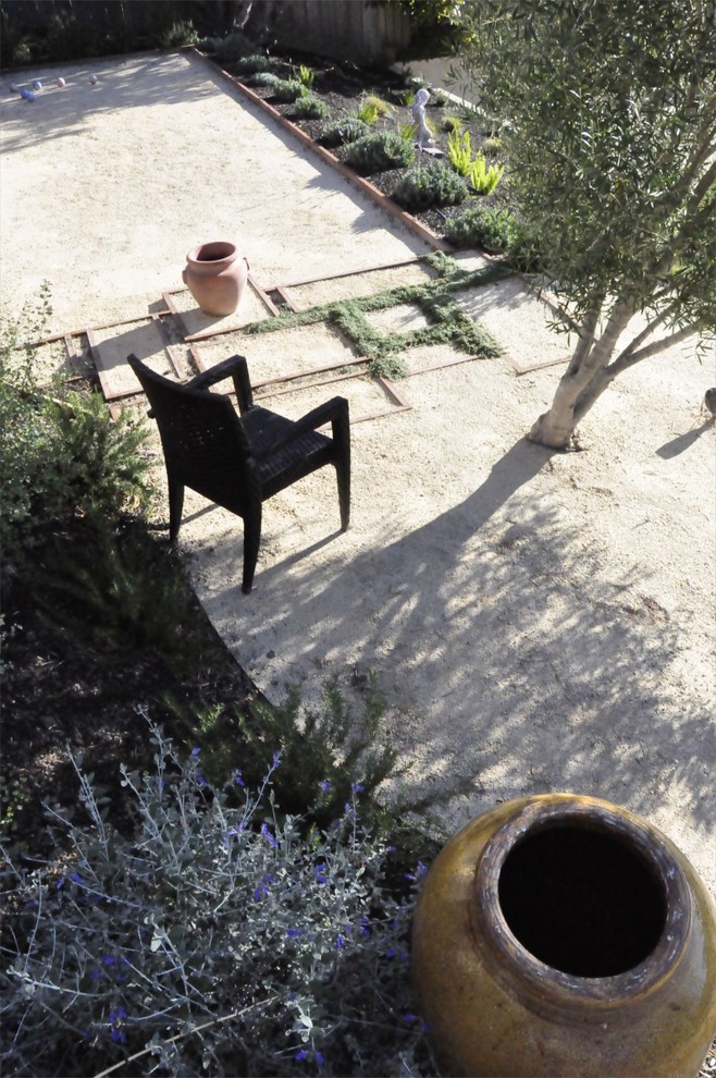 Mediterraner Garten hinter dem Haus mit Sportplatz in San Luis Obispo