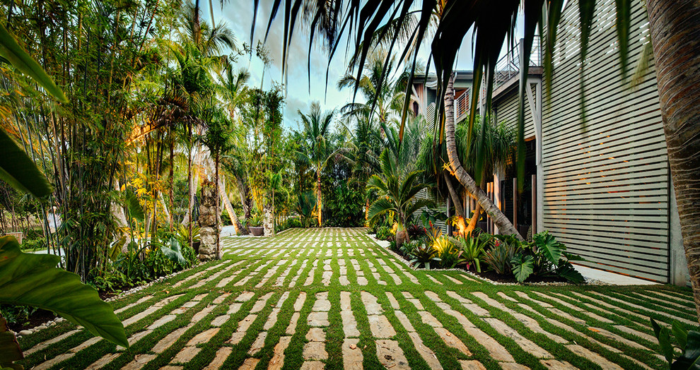 Idéer för mellanstora tropiska uppfarter framför huset, med naturstensplattor